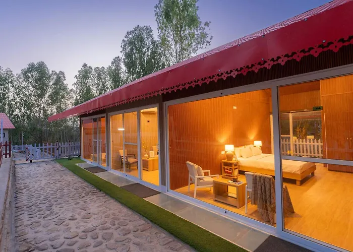 Stayvista At Golden Lark With Wi-Fi, Pool & Lawn