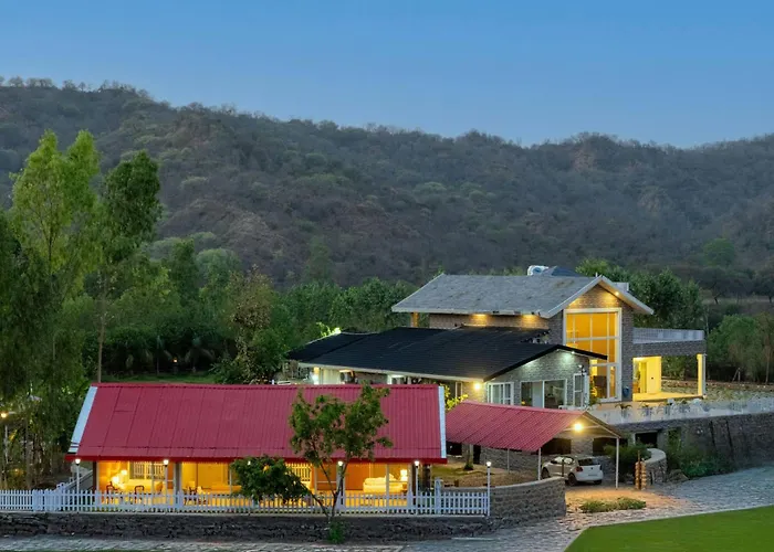 Stayvista At Golden Lark With Wi-Fi, Pool & Lawn
