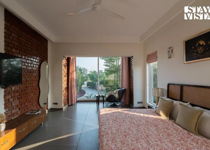 Stayvista At Villa Aera With Pool, Lawn